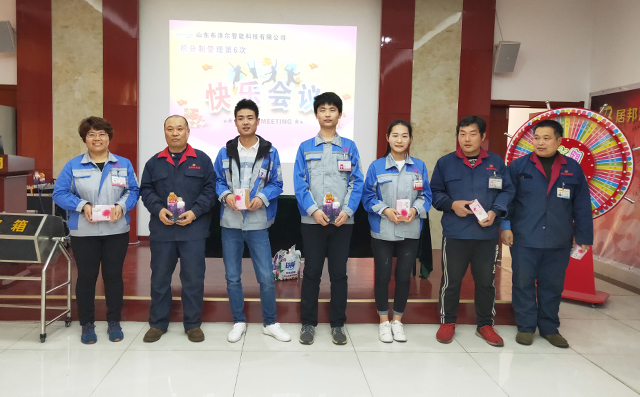 員工領取精美禮品 員工領取精美禮品