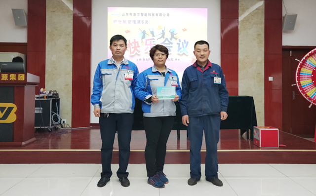 景總監(jiān)為積分前兩名頒發(fā)車輛通行證 景總監(jiān)為積分前兩名頒發(fā)車輛通行證