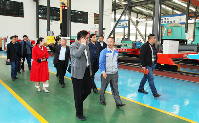 張乃成局長與企業家們參觀布洛爾展廳 張乃成局長與企業家們參觀布洛爾展廳