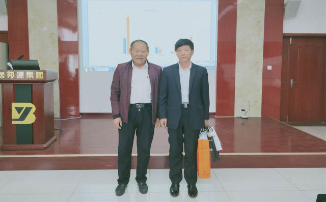 景總為布洛爾銷售精英頒發(fā)獎(jiǎng)品 景總為布洛爾銷售精英頒發(fā)獎(jiǎng)品