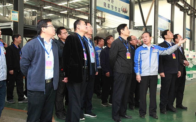 區人大考察布洛爾公司積分制 區人大考察布洛爾公司積分制