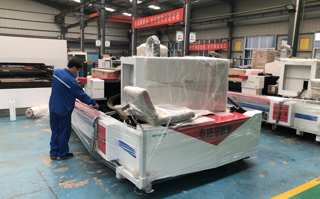 出廠前的每一臺切割機設備都要經過嚴格的商檢 出廠前的每一臺切割機設備都要經過嚴格的商檢