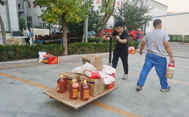 布洛爾公司提前為員工發放福利 布洛爾公司提前為員工發放福利