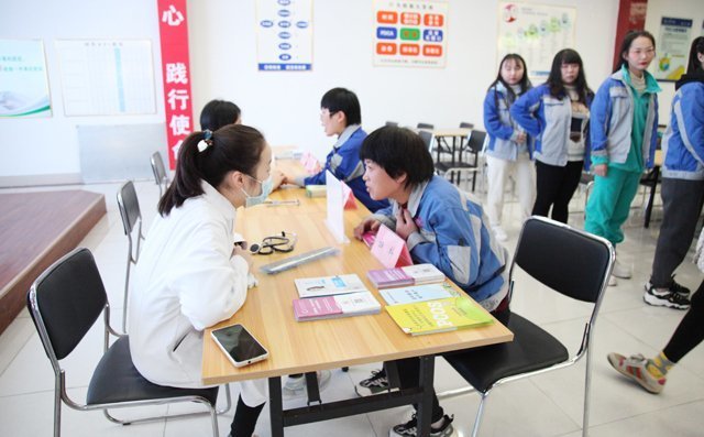 女工在進行健康咨詢 女工在進行健康咨詢