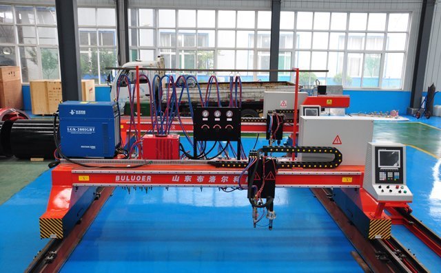 布洛爾龍門式切割機可同時搭載火焰、等離子、直條式割炬 布洛爾龍門式切割機可同時搭載火焰、等離子、直條式割炬